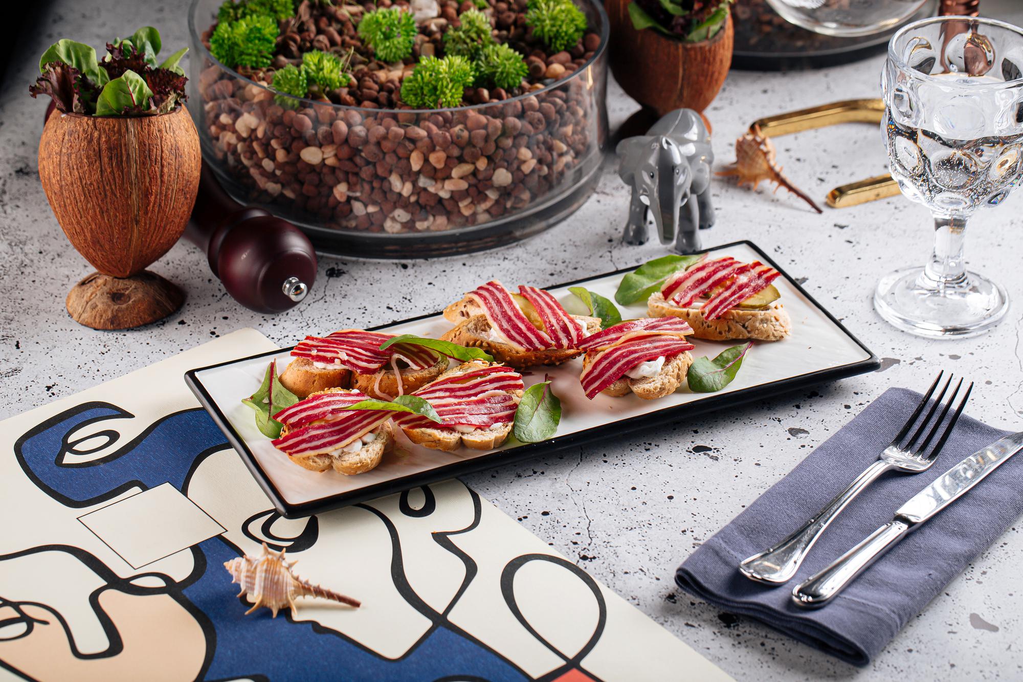 Elegancki stół z degustacyjnymi porcjami