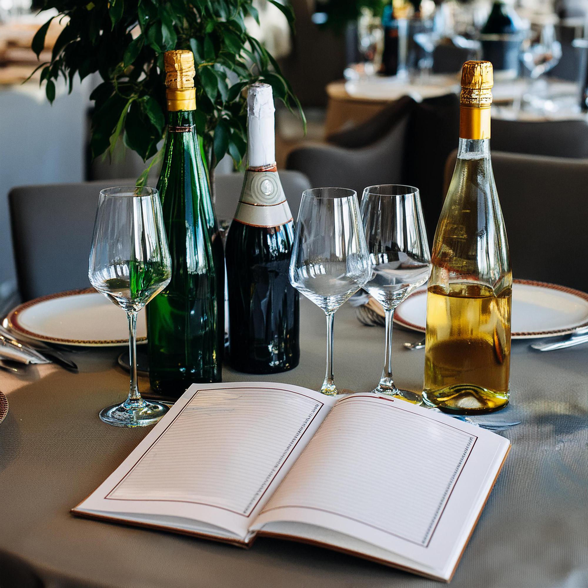 Przykładowe menu degustacyjne na stoliku